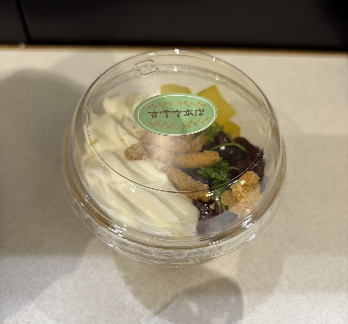 memorilc70_c's tweet photo. 香雲堂本店さんのカモミールとチーズのあんみつ
なかなか珍しい組み合わせで気になって購入
カモミールの寒天が爽やかで、そこにクリームチーズとあんこがマッチして本当に美味しい！新しい発見
いちじくの最中も購入したので後で食べるのが楽しみ
#和菓子魂 https://t.co/gCkRoulaOq