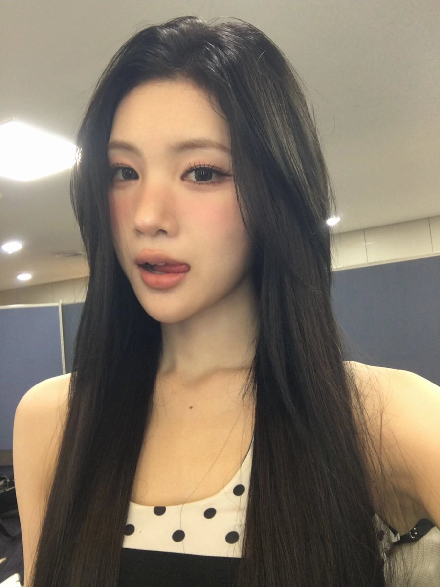 sillyjuun's tweet photo. Blush is blushing. Red as a ripe cherry. 🍒 https://t.co/b14moXcKaW