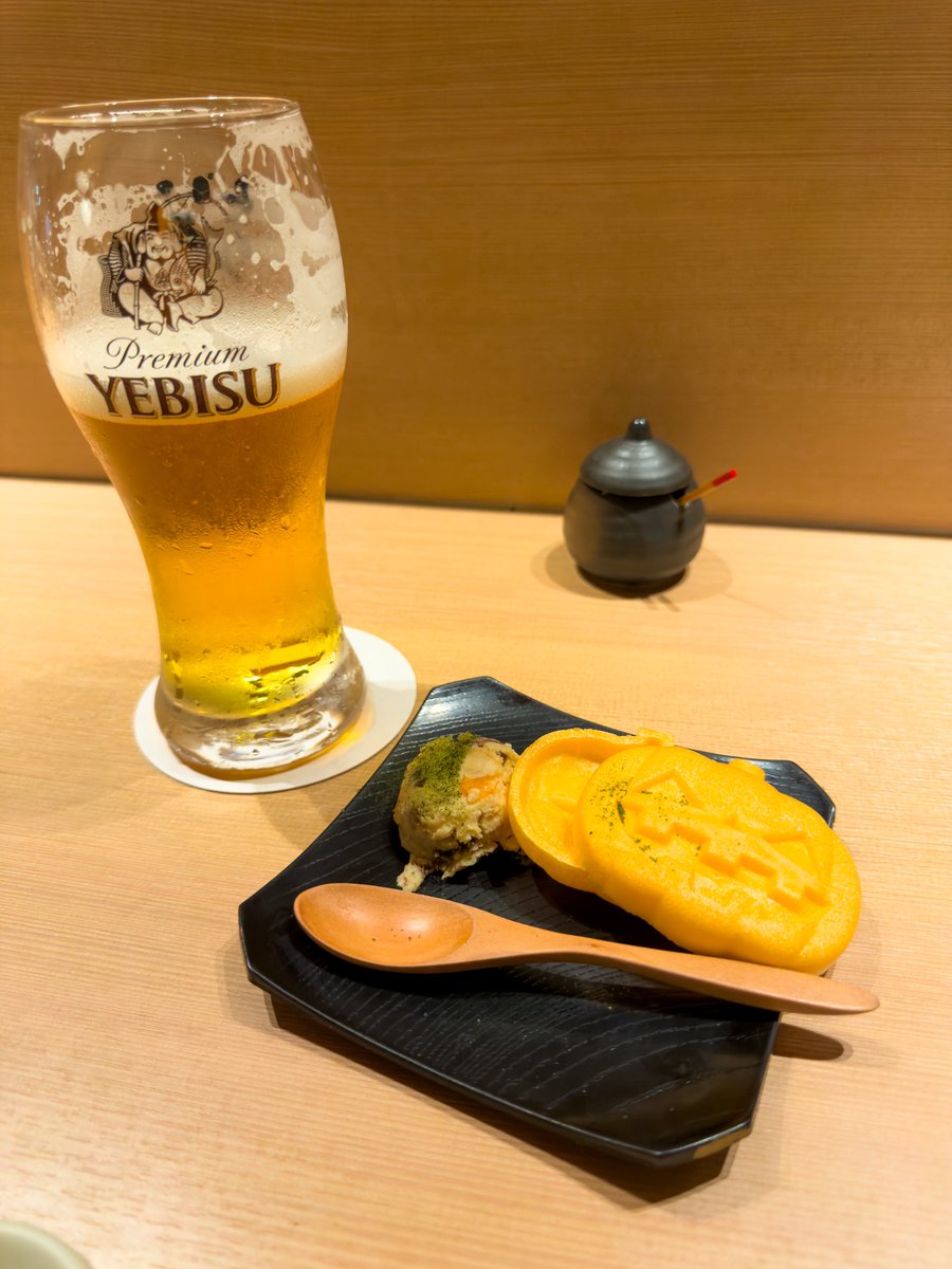 _tomo_yuki's tweet photo. お疲れ様

今日は昼夜とも下手で選抜メンだからやるかなぁと思ってた新曲も２回がっつりと見させていただきました
おろした髪も可愛かった！

終演後は大人のエビスビール
いつも行く所と違って良い雰囲気のお店に入ってしまい、ちょっと落ち着かなかったです

お通しもオシャレでした

#よしだより https://t.co/tH8D4im6op
