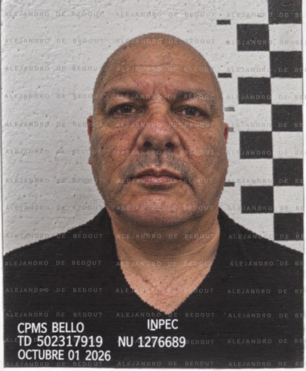 alejodebedout's tweet photo. Por fin reseñaron a Miguel Quintero, hermano de @QuinteroCalle. La foto es en la cárcel de Bellavista, antes de mandarlo a su mansión: la misma que presuntamente levantó con plata de coimas.

El INPEC lo registró para hacer efectiva la medida de aseguramiento que le impuso el juez. La reseña se hace para que el INPEC controle y haga seguimiento a la detención domiciliaria en su mansión en Copacabana. 

Medellín los quiere ver tras las rejas, no en la finca.