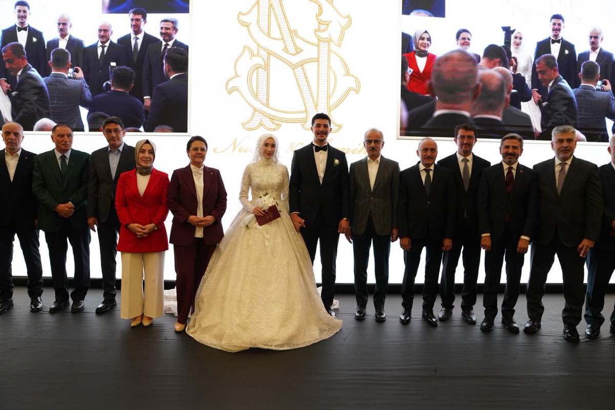 devletsert's tweet photo. Değerli kızım Nusra ile kıymetli oğlumuz Semih’in hayatlarını birleştirdiği bu güzel günde, onların mutluluğuna şahitlik etmenin ve bu anlamlı günü sevdiklerimizle birlikte paylaşmanın tarifsiz mutluluğunu yaşadık.

Bu özel günümüzde bizleri ayrıca onurlandıran Cumhurbaşkanımız Sayın Recep Tayyip Erdoğan’ın gönderdiği tebrik telgrafı ve kıymetli temennileri, ailemiz için ayrı bir mutluluk vesilesi oldu. Sayın Cumhurbaşkanımıza nazik tebrikleri ve güzel dilekleri için şükranlarımı sunuyorum.

Evlatlarımızın nikâhını kıyan Altındağ Belediye Başkanımız Sayın Dr. Veysel Tiryaki’ye; nikâh şahitliğimizi yapan Ulaştırma ve Altyapı Bakanımız Sayın Abdulkadir Uraloğlu’na, Çalışma ve Sosyal Güvenlik Bakan Yardımcılarımız Sayın Av. Ahmet Aydın ve Faruk Özçelik’e, AK Parti Osmaniye Milletvekili ve TBMM İnsan Haklarını İnceleme Komisyonu Başkanı Sayın Derya Yanık’a, AK Parti Trabzon Milletvekillerimiz Sayın Yılmaz Büyükaydın ve Vehbi Koç’a, HAK-İŞ Genel Başkanımız Sayın Mahmut Arslan’a, TÜRK-İŞ Genel Başkanı Sayın Ergün Atalay’a, Memur-Sen Genel Başkanı Sayın Ali Yalçın’a, Türkiye Kamu-Sen Genel Başkanı Sayın Önder Kahveci’ye, Ankara Yıldırım Beyazıt Üniversitesi Rektörü Sayın Prof. Dr. Ali Cengiz Köseoğlu’na, AK Parti Manisa 22., 23. ve 24. Dönem Milletvekili Sayın Hüseyin Tanrıverdi’ye, Yeniden Refah Partisi Genel Başkan Yardımcısı Sayın Mehmet Altınöz’e, AK Parti Bingöl Milletvekili Sayın Zeki Korkutata’ya, Önceki Dönem Kamu Başdenetçisi Sayın Şeref Malkoç’a, 26. ve 27. Dönem Trabzon Milletvekili Sayın Salih Cora’ya ve AK Parti 27. Dönem Trabzon Milletvekili Sayın Bahar Ayvazoğlu’na bu anlamlı günümüzde yanımızda oldukları için teşekkür ediyorum.

Düğün merasimimizi katılımlarıyla onurlandıran Konfederasyonumuza bağlı sendikalarımızın kıymetli genel başkan ve yöneticilerine, Öz Sağlık-İş Sendikamızın Yönetim Kurulu Üyelerine, sivil toplum kuruluşlarının değerli temsilcilerine, şube başkanlarımıza, teşkilatımıza ve genel merkez mesai arkadaşlarıma, medya temsilcilerine ve tüm misafirlerimize gönülden teşekkür ediyorum.