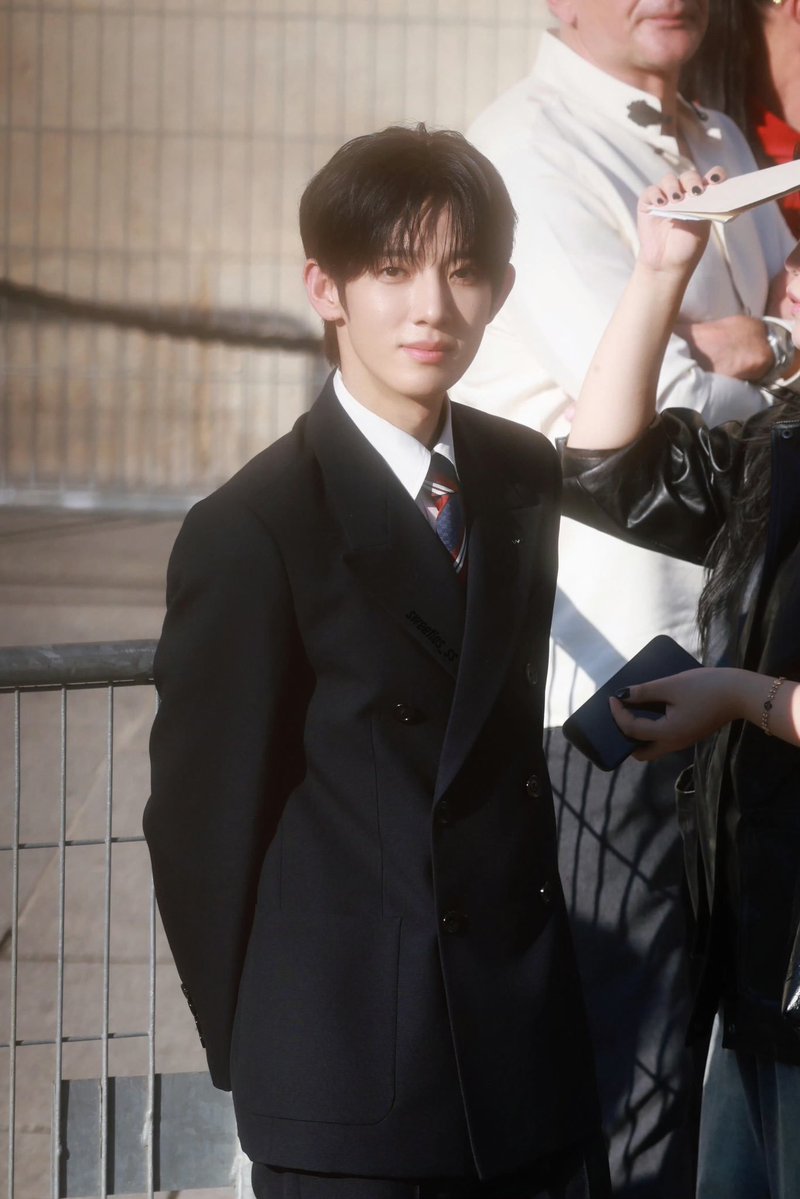 jasmine3845's tweet photo. Rendez-vous à la fashion week de Valentino, Park Si-woo a fait son apparition sur le podium avec une attitude sereine.

PARK SIWOO AT VALENTINO PFWSS27

#PARKSIWOOxVALENTINO
#VALENTINOPFWSS27
#PARKSIWOO https://t.co/VOOfyb4gzf