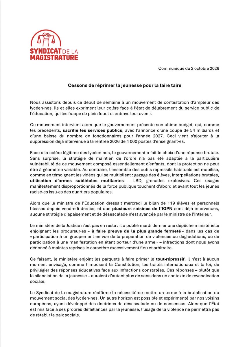 smith51_a's tweet photo. Important communiqué du syndicat de la magistrature 

« Face à la colère légitime des lycéen·nes, le gouvernement a fait le choix d’une réponse brutale. Sans surprise, la stratégie de maintien de l’ordre n’a pas été adaptée à la particulière vulnérabilité de ce mouvement composé essentiellement d’enfants, dont la protection ne peut être à géométrie variable. Au contraire, l’ensemble des outils répressifs habituels est mobilisé, comme en témoignent les vidéos qui se multiplient : gazage des élèves, interpellations brutales, utilisation d’armes sublétales mutilantes – LBD, grenades explosives. Ces usages manifestement disproportionnés de la force publique touchent d’abord et avant tout les jeunes racisé·es issu·es des quartiers populaires. »

#6octobre