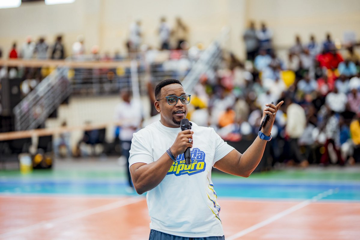 CAGUWA_2's tweet photo. Umunyamabanga wa Leta uhoraho  @NgaboBrave, muri @Rwanda_Sports Yashimiye abaturage batuye Kirehe, ndetse n’imbaraga bashyira mugutegura umukino wa Volleyball, ndetse anashimira uburyo i Kirehe haturuka abakinnyi benshi ba Volleyball.

Yongeye kwibutsa abaturage ba hano kwirinda ibiyobyabwenge, no gukomeza kuba sobber bagakora sport bameze neza, ndetse n’ibikorwa bibateza imbere.