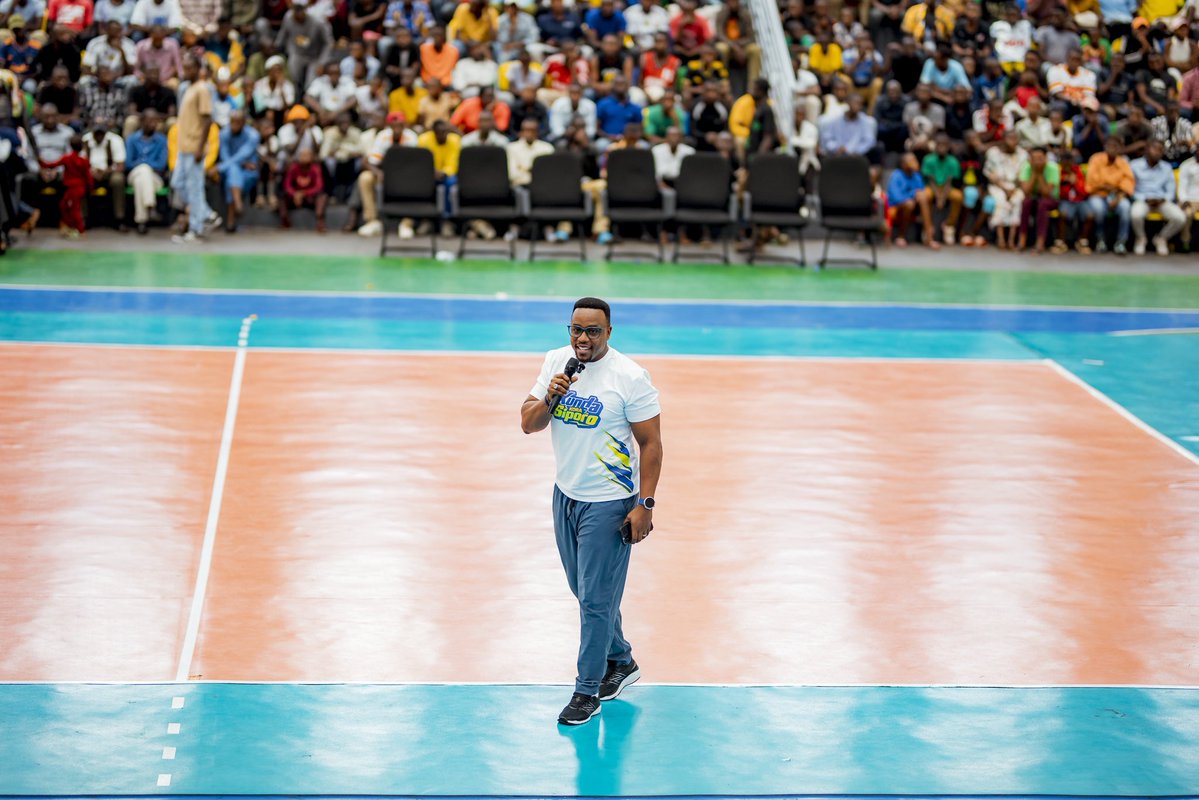 CAGUWA_2's tweet photo. Umunyamabanga wa Leta uhoraho  @NgaboBrave, muri @Rwanda_Sports Yashimiye abaturage batuye Kirehe, ndetse n’imbaraga bashyira mugutegura umukino wa Volleyball, ndetse anashimira uburyo i Kirehe haturuka abakinnyi benshi ba Volleyball.

Yongeye kwibutsa abaturage ba hano kwirinda ibiyobyabwenge, no gukomeza kuba sobber bagakora sport bameze neza, ndetse n’ibikorwa bibateza imbere.