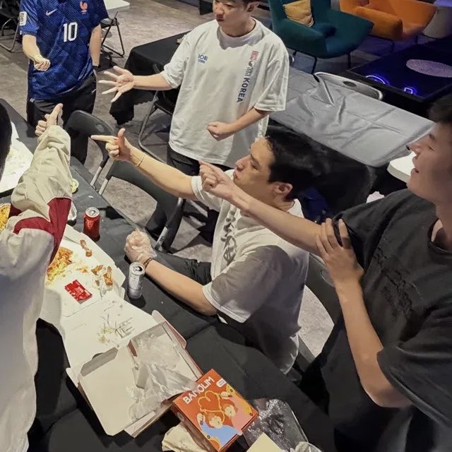 ozzorogoyo's tweet photo. 국대 정리빵 가위바위보 하는 데프트ㅋㅋㅋㅋㅋㅋㅋ
혁규 표정 완전 ^ㅅ^. https://t.co/hoQJOSdMwC