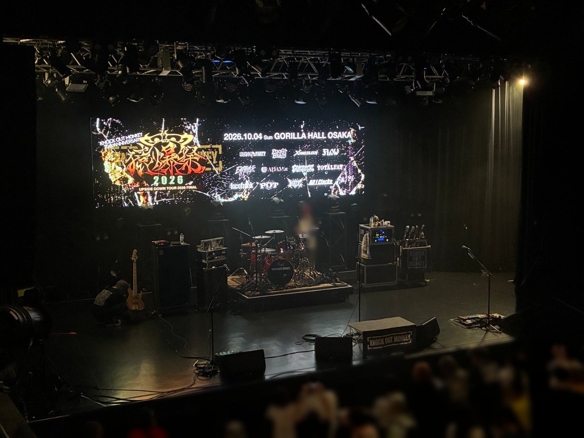 pazu_official2's tweet photo. KNOCK OUT MONKEYのライブ、すごかった。

音の圧、ステージ上の佇まい、MCの説得力。年齢を重ねた今が一番カッコ良い。音源や映像では伝わらない熱量が、ライブでは一気に押し寄せてくる。

一度離れたファンも、まだ見たことがない人も、今の彼らを見てほしいと感じるライブでした。

#猿爆祭2026 https://t.co/haBeKowVYj