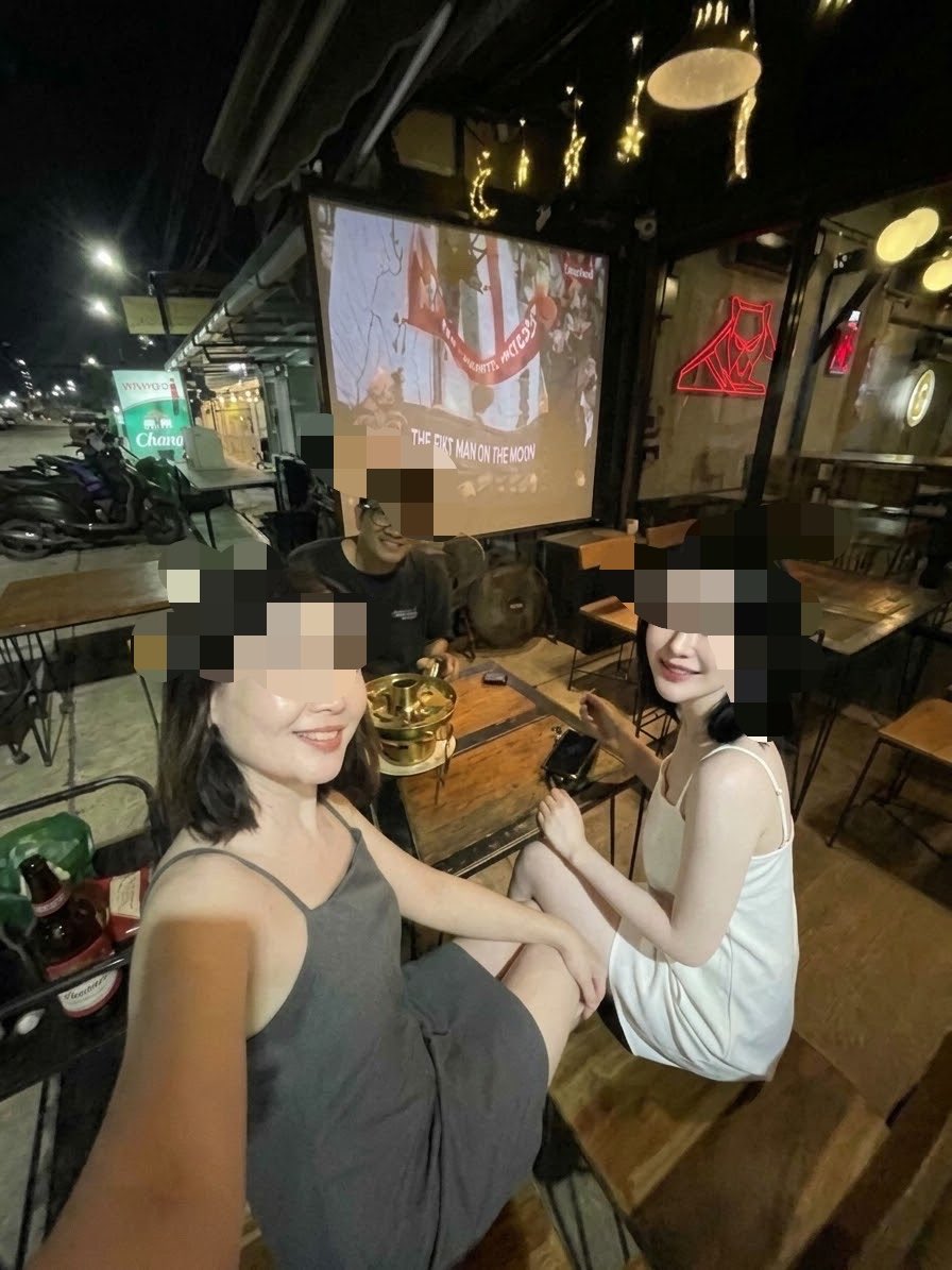 P_love1234567's tweet photo. พาแม่บ้าน ลูก 4 อยากดูบอล จัดเบียร์คนละขวด เมาดิกูว่าแล้ว ซ่า🤣🤣🤣 https://t.co/mITBdmks5W