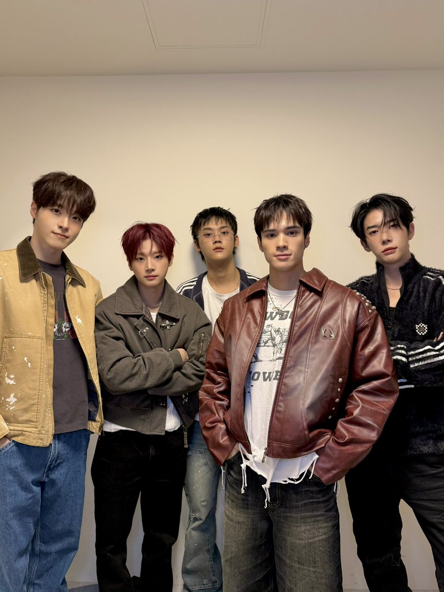 onepact_'s tweet photo. [💙_ #원팩트]

오늘도 너무 재밌었어! 이제 진짜 가을이 왔나봐🍁
점점 추워지고 있으니까 옷 따뜻하게 입고 이번 주도 화이팅💕

#ONEPACT #원팩트 https://t.co/SffW77AuVi