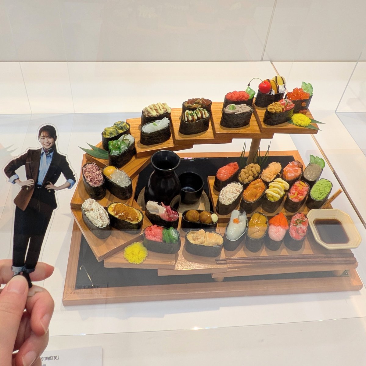 4d8d1d01's tweet photo. 聖地関係ないけど気になりすぎたので一緒に🐻‍❄️🍣🍢🍟
#食品サンプルアート展🍔
#youゆー  #大原優乃
#ゆのふぃーとおでかけ https://t.co/YEq4yY8N06