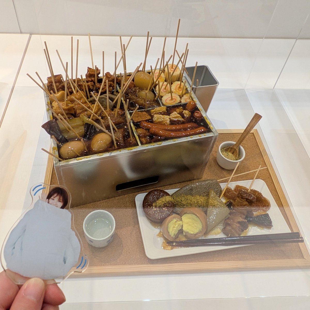 4d8d1d01's tweet photo. 聖地関係ないけど気になりすぎたので一緒に🐻‍❄️🍣🍢🍟
#食品サンプルアート展🍔
#youゆー  #大原優乃
#ゆのふぃーとおでかけ https://t.co/YEq4yY8N06