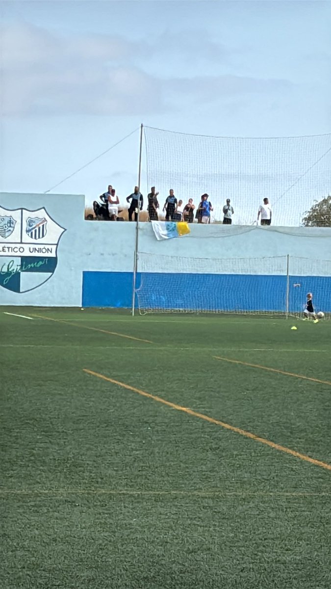 edwinmorinnn's tweet photo. @tjcope @SportingDeHorta Donde se supone que acusan que habían machetes navajas y demás,se ve claramente que antes de que estuviesen los aficionados del guimar en ese lado del campo ya estaba la policía local de antemano así que no se puede acusar de todo así por qué si para lavarse las manos🤷🏻‍♂️ https://t.co/Bxh7H4GJvC