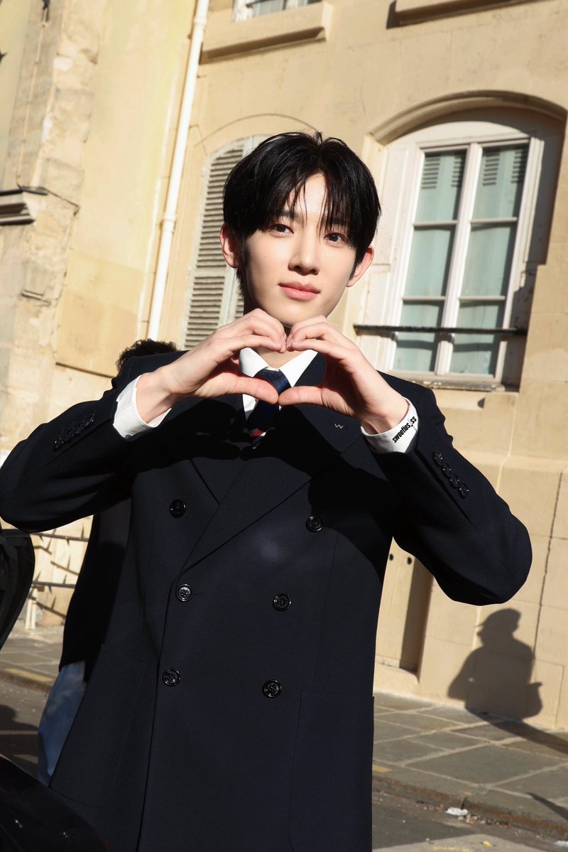like10th's tweet photo. 😍🎈
#PARKSIWOOxVALENTINO 
#VALENTINOPFWSS27 
#PARKSIWOO https://t.co/4ljbKiCNwV