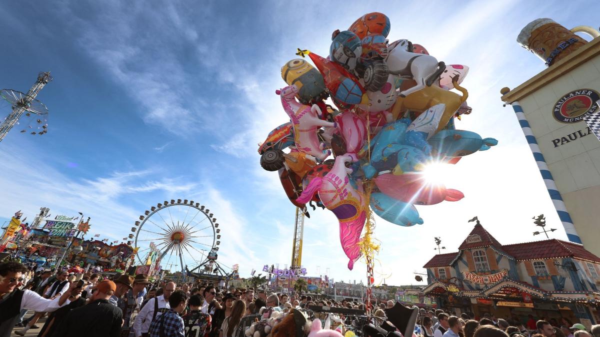AZ_Augsburg's tweet photo. Rekordandrang, volle Zelte und jede Menge Müll: Die Wiesn 2026 ist vorbei – und die Bilanz fällt in vielerlei Hinsicht bemerkenswert aus. So viele Besucher wie noch nie kamen auf die Theresienwiese. https://t.co/9DV6Ss8PEQ https://t.co/xpe8DIdPiw