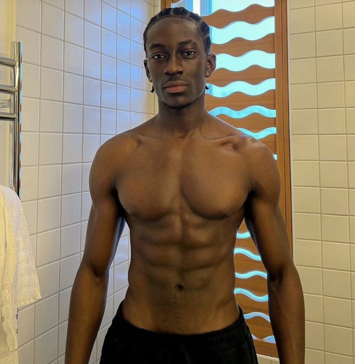 roydey4u's tweet photo. A year of discipline, consistency and grace. Growth takes time.
Before.                              Now https://t.co/xdfP9J3Etm