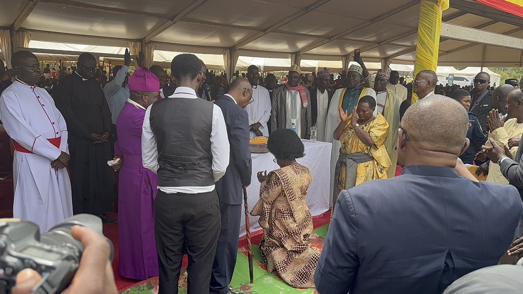 DrWakida's tweet photo. During Hon. @DrMusenero 's thanksgiving ceremony , I called upon the @GovUganda through @OPMUganda Rt. Hon. @R_Nabbanja to support Bukedi with the strategic plan to get people out of poverty.

#TimeToWork https://t.co/wuzqjnhyRt