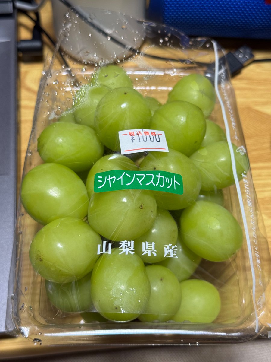 yutaro_frozen's tweet photo. 今日6時間かけて #双葉SA まで行って買ったお土産の品々。
ばみちゃん���アクキー、バス停部分が独立しているのが面白い(今日のラスイチだった模様) https://t.co/qKedt0yFnB