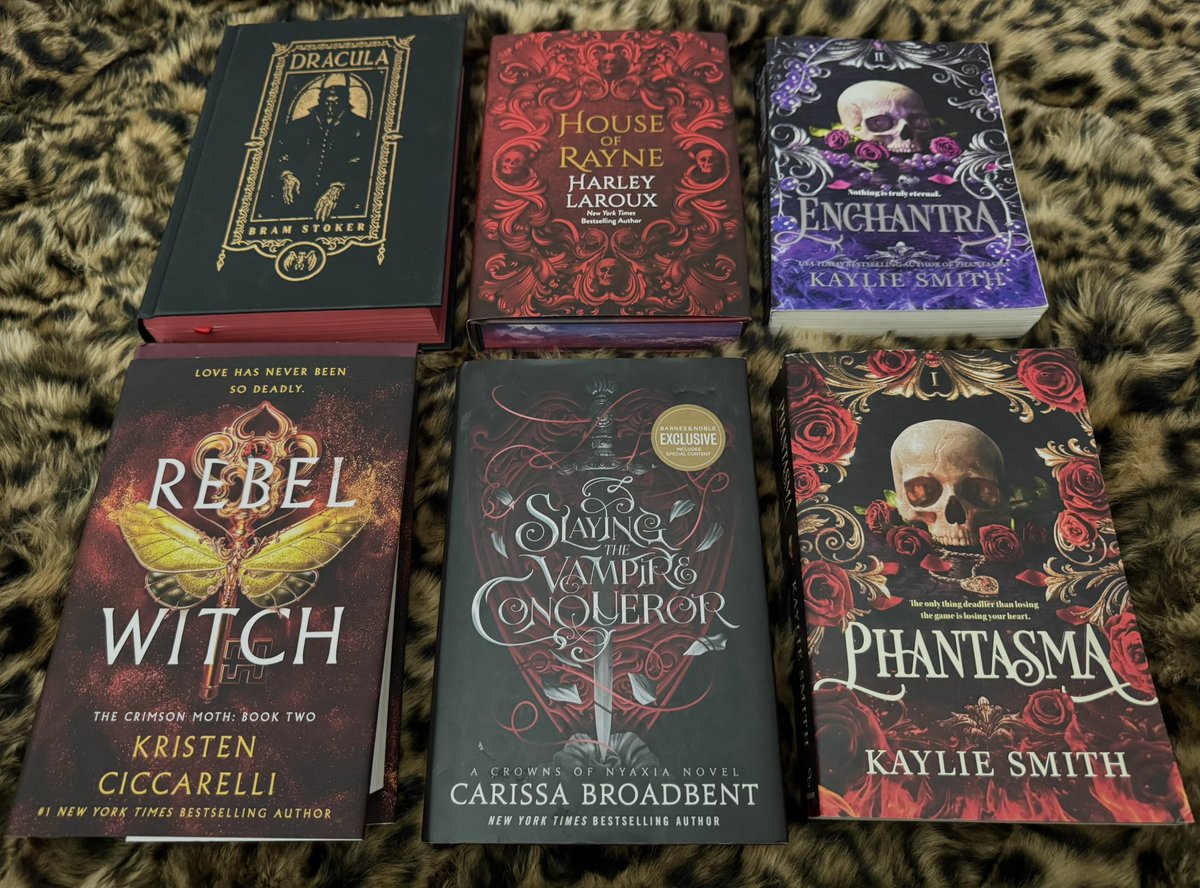 alycheong's tweet photo. october tbr. starting off with dracula which i’m reading with my book club 📚💕 https://t.co/6uRkRgqIIz