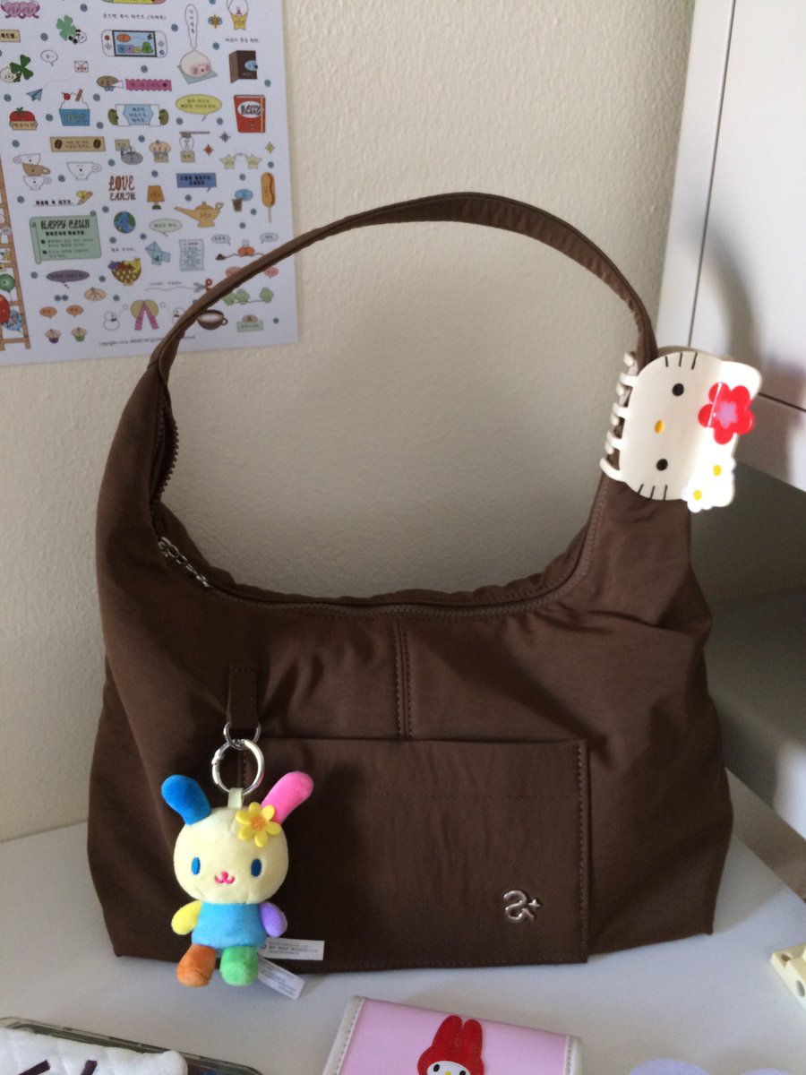 marauisxx's tweet photo. What’s in my bag ヾ(*'▽'*)
 ˚✿ Bag : asissy. club
𓂃𓂃𓂃𓂃𓂃𓂃𓂃𓂃𓂃
case : ig lunasunsan https://t.co/xBYa9iKpu4