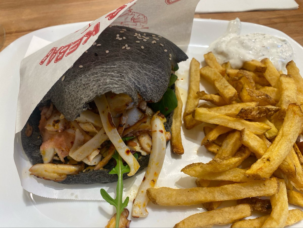 psalmofurheart's tweet photo. g essaye un kebab mais au poulpe calamar ct trop bon je recommande https://t.co/6M6171VSPw
