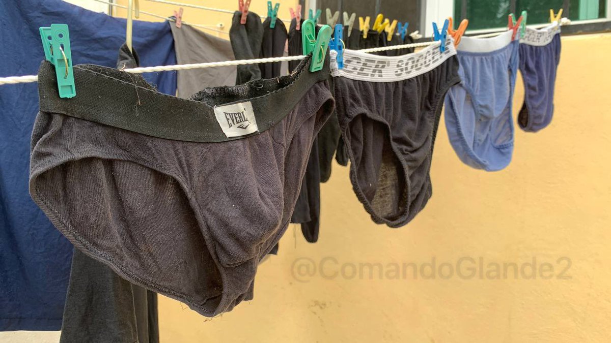 ComandoGlande2's tweet photo. Tendedero promedio de varón maduro. Me da morbo que están cerca de la ventana de la vecina. Varón que se respeta Isa trusa. Aunque se laven quedan lamparosos del área genital ¿Cual me robarías? #Trusa https://t.co/ooqXe6Vxsr
