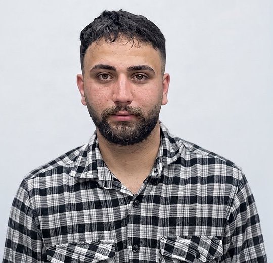 iranhr's tweet photo. علیرضا سپاهی بادجانی، از معترضان محکوم به اعدام، پس از آن‌که خانواده‌اش برای ملاقاتی که ممکن است آخرین دیدار باشد به زندان مرکزی اصفهان فراخوانده شدند، در خطر قریب‌الوقوع اعدام قرار دارد.

او در ۲۸ ژوئیه، پس از آن‌که اندکی پیش از اجرای حکم دچار حمله قلبی شد، از اعدام جان سالم به در برد و در ماه سپتامبر نیز بار دیگر برای اجرای حکم منتقل شد. پنج تن از هم‌پرونده‌ای‌های او از ۱۹ ژوئیه تاکنون اعدام شده‌اند.

زمان برای نجات جان علیرضا سپاهی بادجانی بسیار محدود است. از دولت‌ها، به‌ویژه کشورهایی که با جمهوری اسلامی روابط دیپلماتیک دارند، می‌خواهیم فوراً از طریق سفارت‌ها، تماس‌های دیپلماتیک و همه اهرم‌های موجود برای توقف اجرای حکم و جلوگیری از اعدام او اقدام کنند.
#نه_به‌_اعدام #علیرضا_سپاهی
