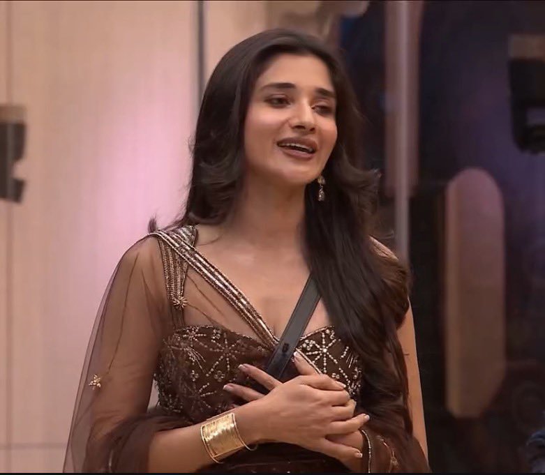 iamishvichoudha's tweet photo. #KanikaMann : Aap log aake inki tareef karte hai isliye ye hawabaaz ho gaye hai 😂😂...... Well done kanika 👏👏
#BiggBoss20 https://t.co/02SDd9cJtR