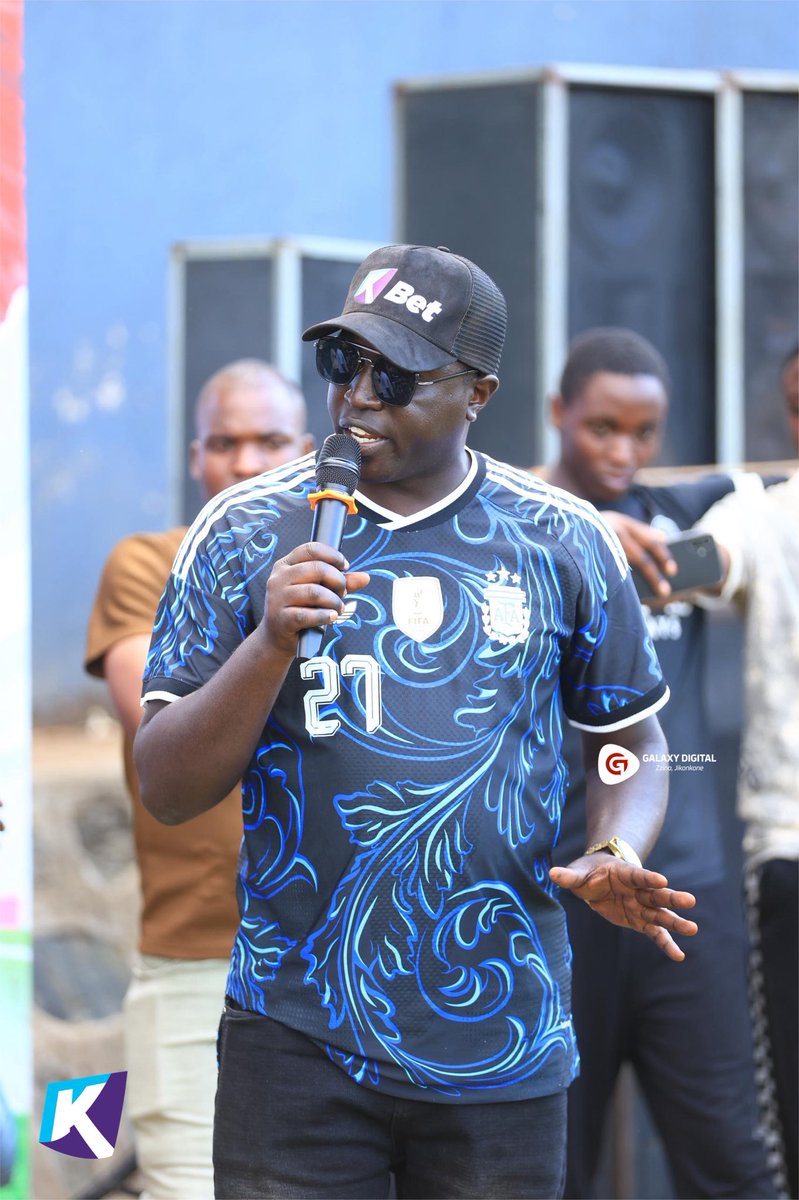 GalaxyFMUg's tweet photo. Award Winning Sports Tipster, @dennis_mayega preaching the #KBetAndVrooom gospel to the Bazzinyi in Luzira 🔥

#ZzinaLifeStyle | #GalaxyFMVsLuzira https://t.co/w7KudTURki