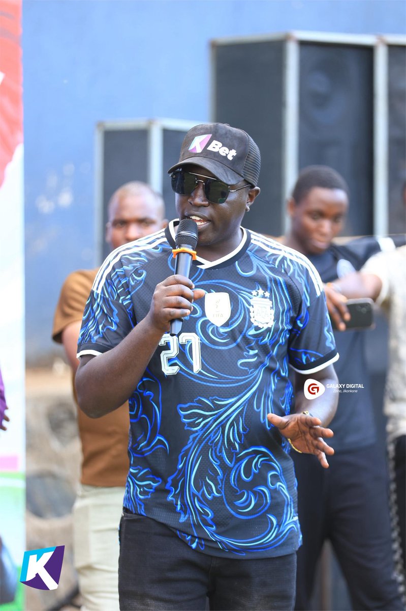 GalaxyFMUg's tweet photo. Award Winning Sports Tipster, @dennis_mayega preaching the #KBetAndVrooom gospel to the Bazzinyi in Luzira 🔥

#ZzinaLifeStyle | #GalaxyFMVsLuzira https://t.co/w7KudTURki