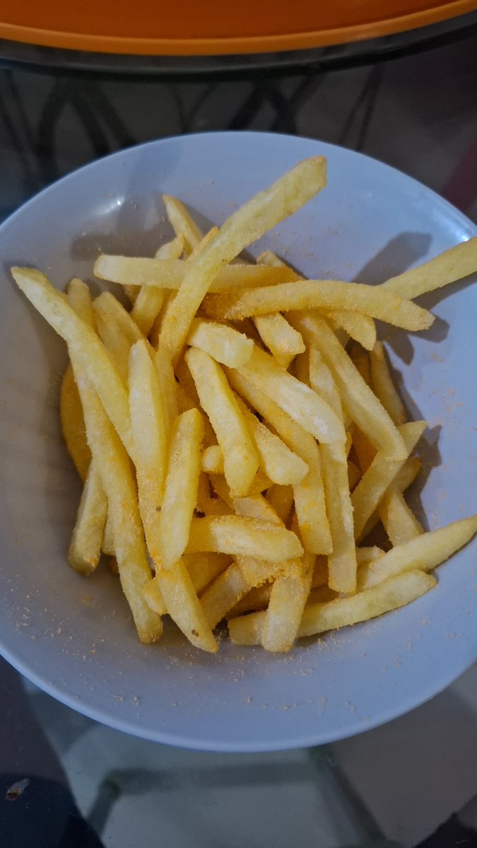 emraeve's tweet photo. akan ku hadapi dunia yang kejam dan jahat ini, tapi makan kentang goreng dulu https://t.co/V4tHnbDAvR