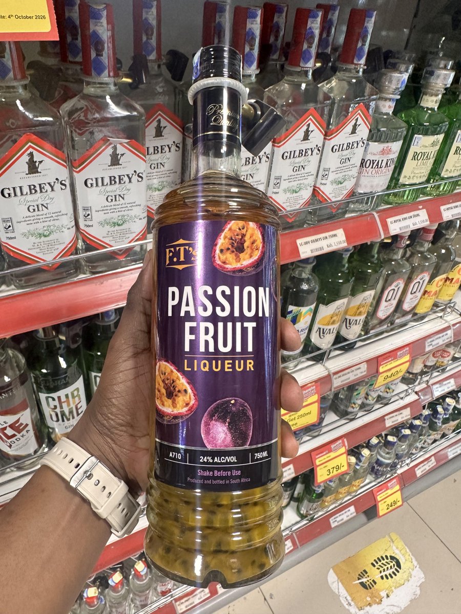 maracuchaKe's tweet photo. Nimeenda supermarket kuangalia maziwa inachezea ngapi then nikapatana na passion fruit Liquour? 24%? Na iko na mbegu ndani? This bottle is literally shouting shake before use.
Hii inaonja aje guys? https://t.co/SpnOnvV4tt