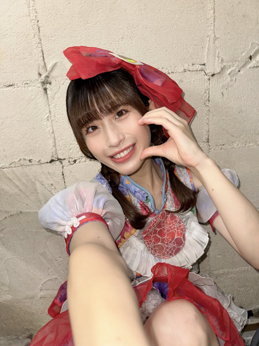 yamazakiharuna_'s tweet photo. 赤色花柄衣装こちらに繰り越しました！！！
ぜひ久しぶりのきゃわたんはるなちゃん目に焼き付けに来てください！
いっちばんお気に入り😍 https://t.co/SPVzhdOuUx