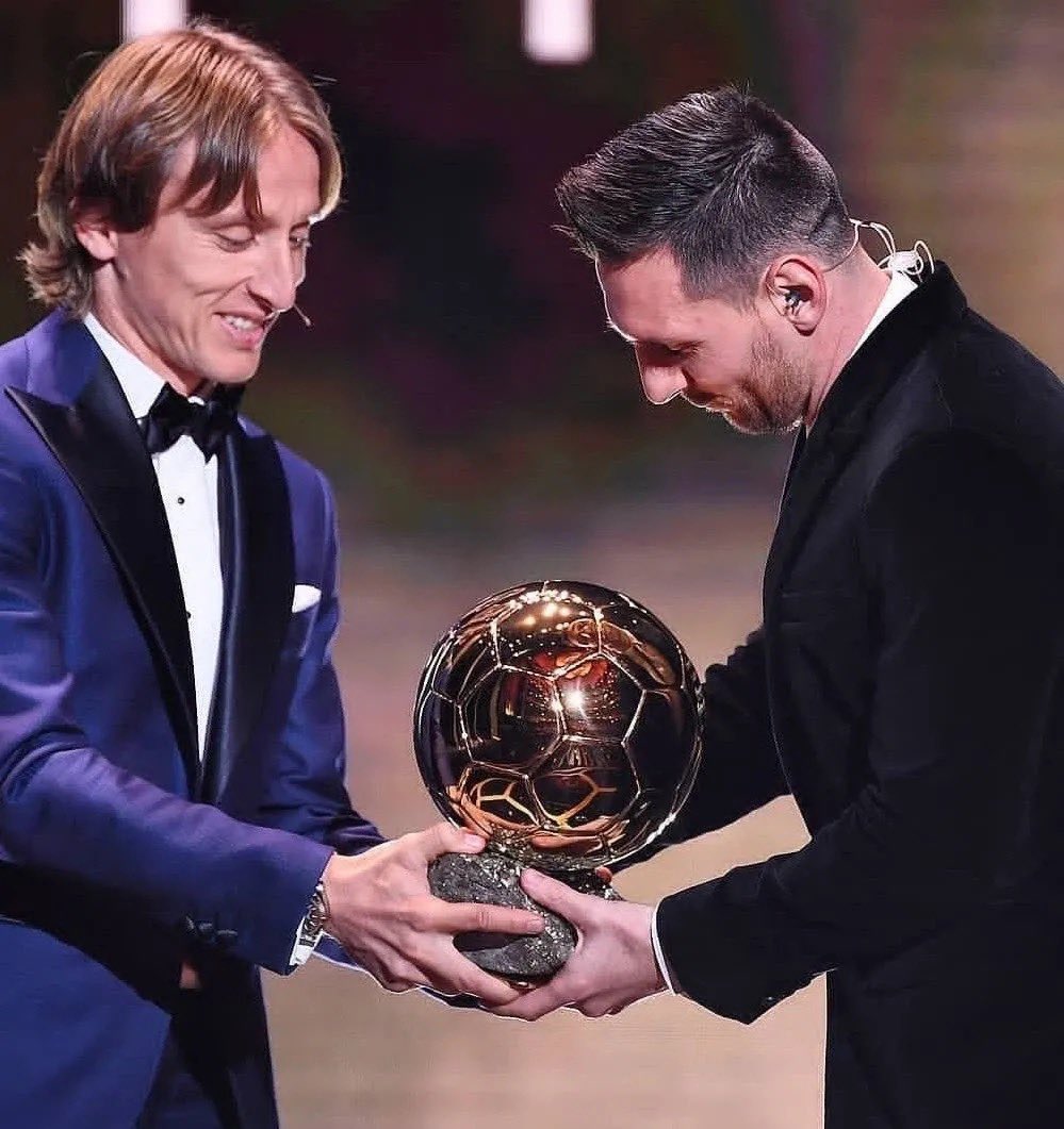 No10PlayerX's tweet photo. 🚨🗣️: Luka Modric: "I didn't play with Messi, so unfortunately for me, I was only able to give him one assist in my career.
That assist came on the day I passed the Ballon d'Or back to its rightful owner."🐐❤️ https://t.co/FYUXCi5My0