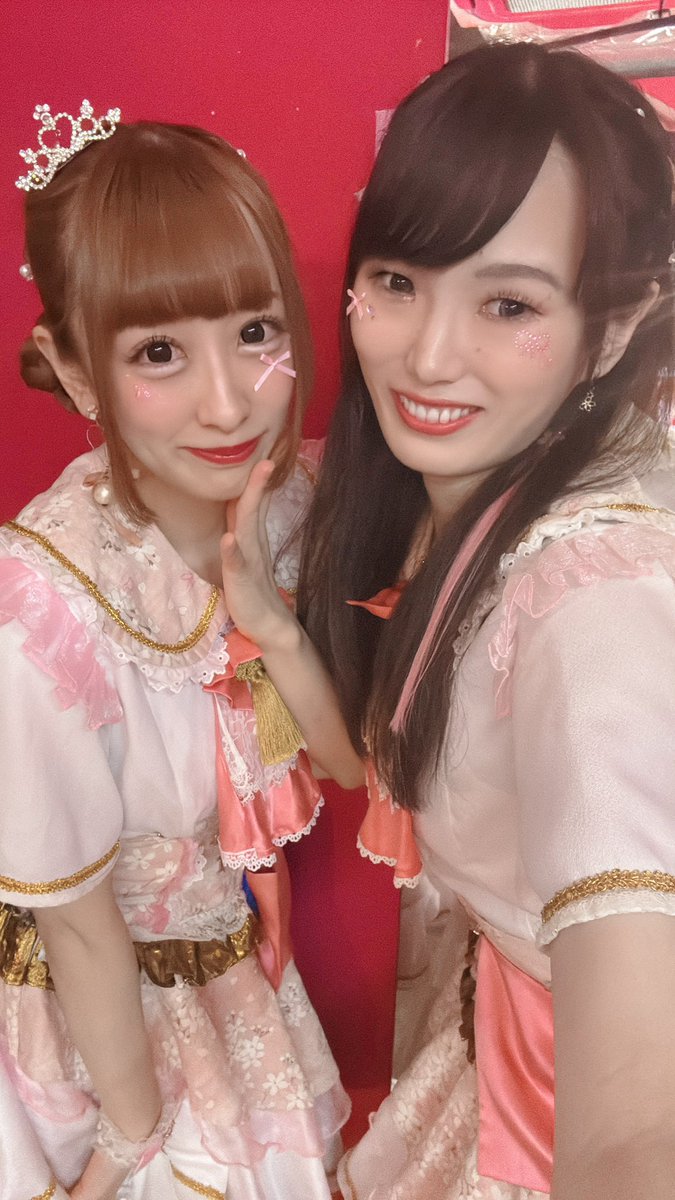 e_rin_sakusuta's tweet photo. 日付変わっちゃったけど……
2026/10/4 #天使の日  
桜色Standard解散から1年。
みんなが今も覚えててくれてて
とっても嬉しいです🌸💖
当時UPし損なったワンマンでの
2shotたちです📸💕
サイズ的な問題で凪沙ちゃん
りったんちゃんとのやつは
個別でもUPしておくねん♪

#えりん記録 たまに見てるよ🪽 https://t.co/H3cO9HuQgD