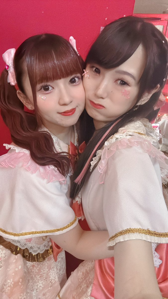 e_rin_sakusuta's tweet photo. 日付変わっちゃったけど……
2026/10/4 #天使の日  
桜色Standard解散から1年。
みんなが今も覚えててくれてて
とっても嬉しいです🌸💖
当時UPし損なったワンマンでの
2shotたちです📸💕
サイズ的な問題で凪沙ちゃん
りったんちゃんとのやつは
個別でもUPしておくねん♪

#えりん記録 たまに見てるよ🪽 https://t.co/H3cO9HuQgD