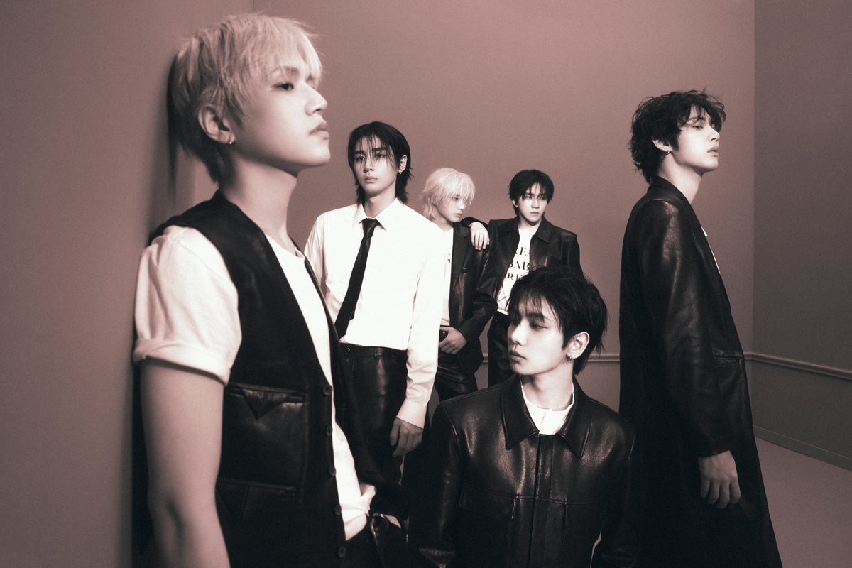piarksungho's tweet photo. Standing together with the guys looking sharp like this always gives me a different way anf kind of confidence. ⓘㅤ We prepares things and these dull colors just counting charisma and also chemistry. https://t.co/ineXsjHEBX