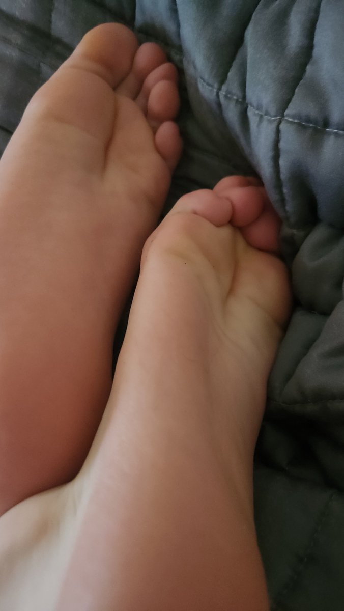 PawsOfJackson's tweet photo. Foot morning everyone! I hope you all have a wonderful sunday! (And if you're so inclined, a wonderful time jerking off to my feet :3) https://t.co/LDGc16lwh1