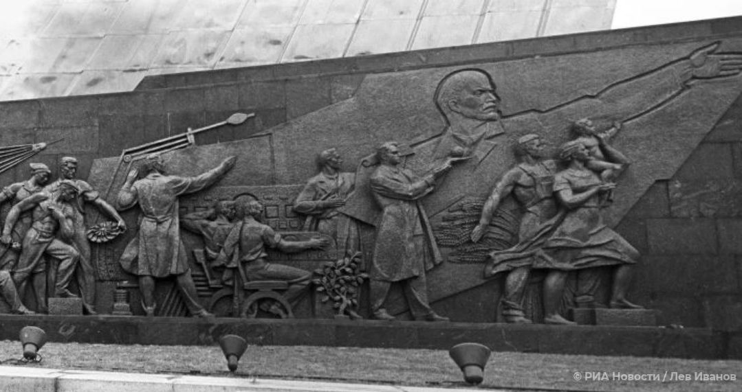 Russia's tweet photo. 🚀 #OTD in 1964, the Monument to the Conquerors of Space was unveiled at #VDNKh in Moscow.

The 107m titanium-clad monument shows a rocket soaring the skies on its way to outer space

🌌 Nowadays its an iconic symbol of the Space Age https://t.co/qyMoPBsey4
