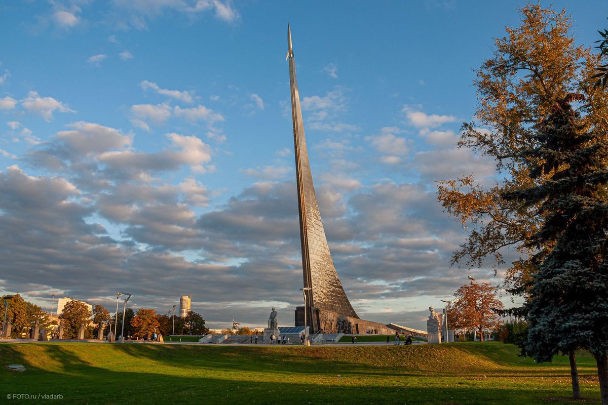 Russia's tweet photo. 🚀 #OTD in 1964, the Monument to the Conquerors of Space was unveiled at #VDNKh in Moscow.

The 107m titanium-clad monument shows a rocket soaring the skies on its way to outer space

🌌 Nowadays its an iconic symbol of the Space Age https://t.co/qyMoPBsey4