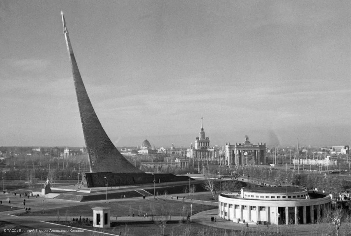 Russia's tweet photo. 🚀 #OTD in 1964, the Monument to the Conquerors of Space was unveiled at #VDNKh in Moscow.

The 107m titanium-clad monument shows a rocket soaring the skies on its way to outer space

🌌 Nowadays its an iconic symbol of the Space Age https://t.co/qyMoPBsey4