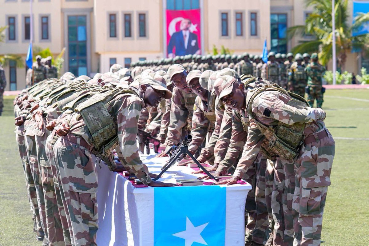 gedo247's tweet photo. The 9th Officer Cadet Class and the 22nd #Gorgor Commando Brigade were sworn in at #TURKSOM Military Academy, with Somali army Chief of Staff Brig. Gen. Maadeey Sheikhey Nurey Ufurow presiding over the ceremony, which also marked the opening of the new academic year. https://t.co/5gMGn4E6HW