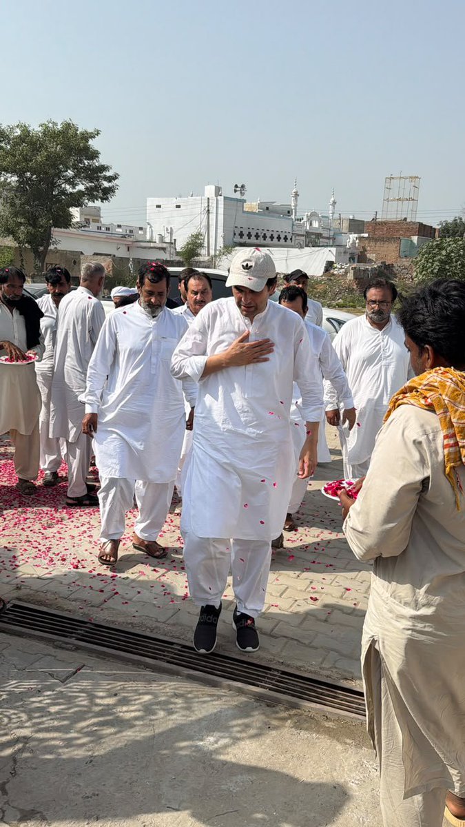 Qadeer010786's tweet photo. الحمدللہ! چکسیدا سے ثناءاللہ گوندل (گامے کا)، گلزار احمد گوندل، محمد انار اور عمر حیات نے اپنی فیملی و گروپ سمیت چن پنجوتھہ گروپ چھوڑ کر بھرتھ گروپ میں شمولیت کا اعلان کر دیا

ہم تمام ساتھیوں کو دل کی گہرائیوں سے مسلم لیگ ن میں خوش آمدید کہتے ہیں 
@MaryamNSharif
@SohaibBherthMPA https://t.co/Nbd32pW0dD