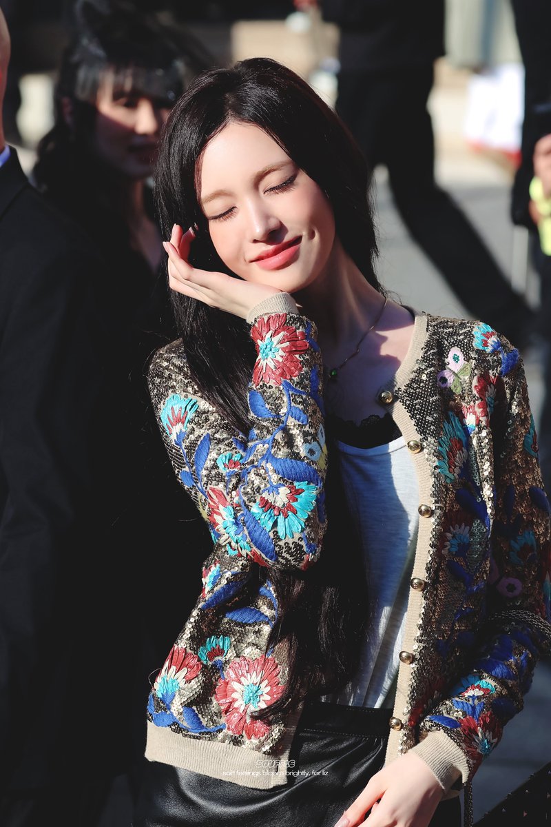 souffleliz's tweet photo. 261004 #IVE #LIZ #리즈
#LIZxValentino #LIZxValentinoSS27
#PFW #ValentinoSS27 #ValentinoAntibiblioteca https://t.co/vx1JMMvynL