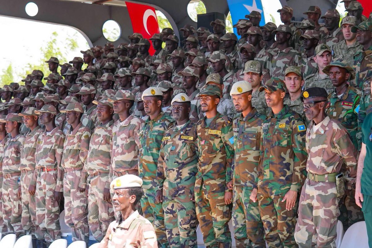 gedo247's tweet photo. The 9th Officer Cadet Class and the 22nd #Gorgor Commando Brigade were sworn in at #TURKSOM Military Academy, with Somali army Chief of Staff Brig. Gen. Maadeey Sheikhey Nurey Ufurow presiding over the ceremony, which also marked the opening of the new academic year. https://t.co/5gMGn4E6HW