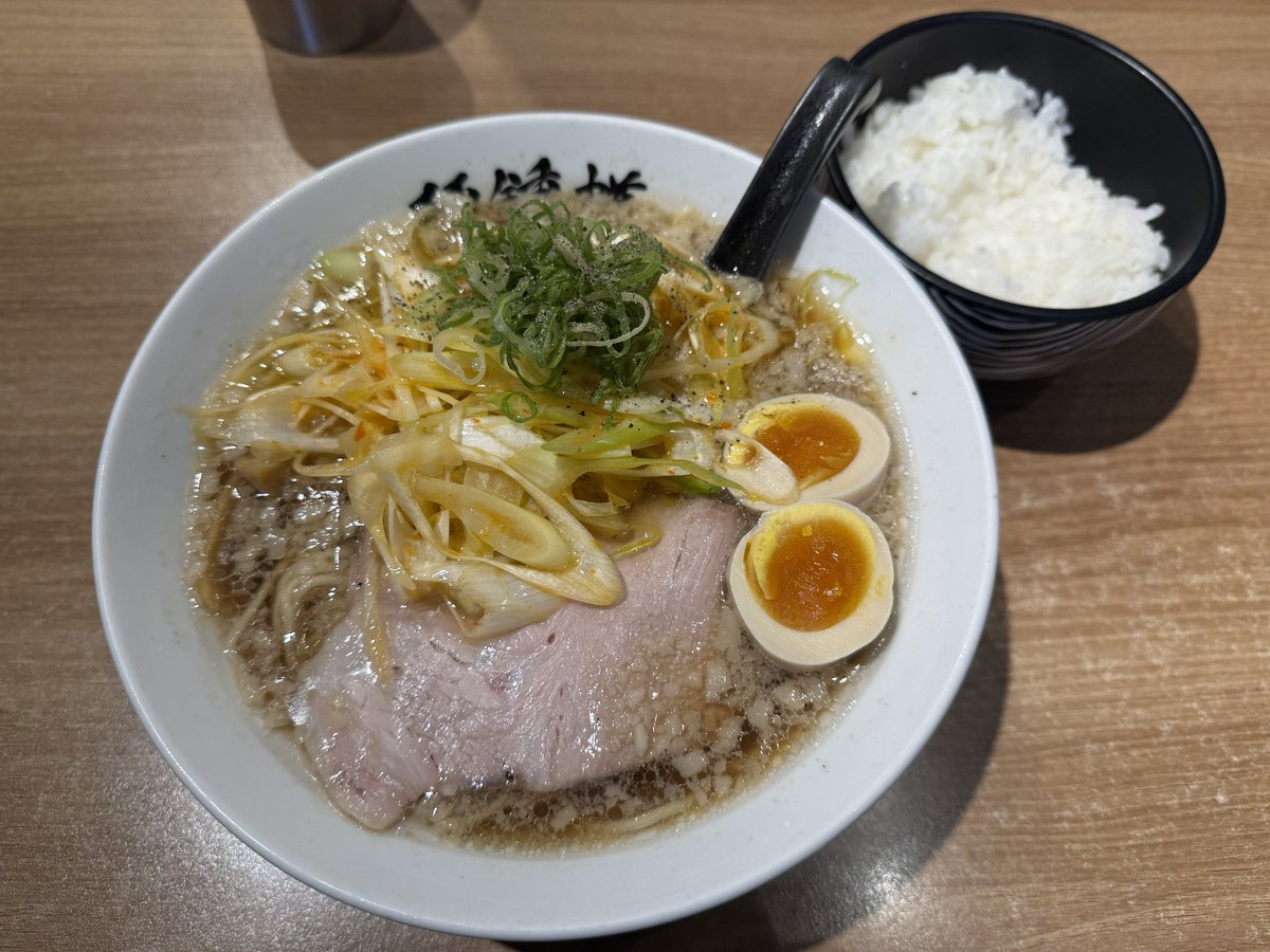 aju_next's tweet photo. 麺鍾馗 10/4 40食限定
鍾馗式背脂ネギラーメン

背脂醤油にたっぷりのネギ、メンマ、チャーシューのシンプルな構成。
味わいあっさりでありながら背脂のコク、甘み、旨味で最高のスープ。コショウのパンチがグッド‼️
シャキシャキネギとストレート麺は最高。

〆はネギとくずし味玉丼でキマり。 https://t.co/ZkQFYQ8uBx