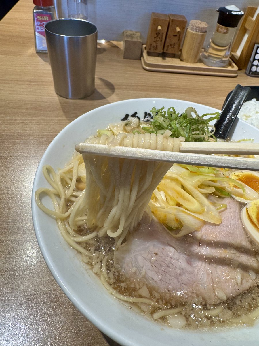 aju_next's tweet photo. 麺鍾馗 10/4 40食限定
鍾馗式背脂ネギラーメン

背脂醤油にたっぷりのネギ、メンマ、チャーシューのシンプルな構成。
味わいあっさりでありながら背脂のコク、甘み、旨味で最高のスープ。コショウのパンチがグッド‼️
シャキシャキネギとストレート麺は最高。

〆はネギとくずし味玉丼でキマり。 https://t.co/ZkQFYQ8uBx