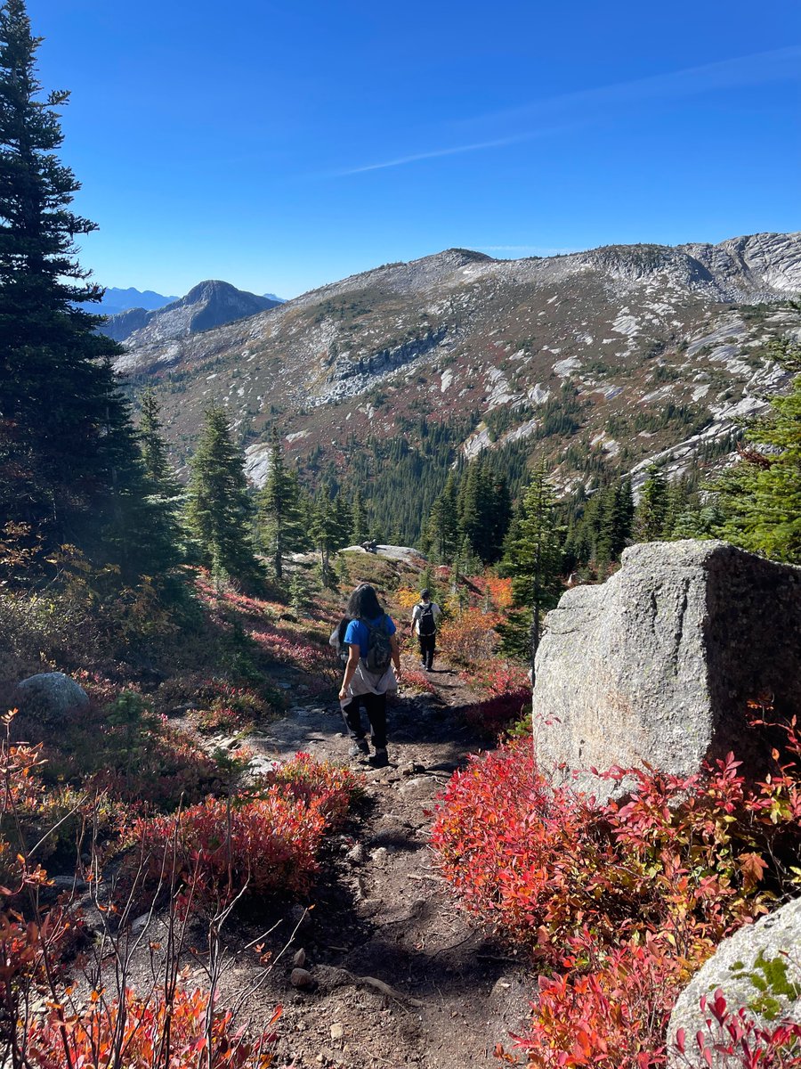 shrutithenaik's tweet photo. british columbia in october is unbelievably beautiful 🍁 https://t.co/ngS8lSJfPK