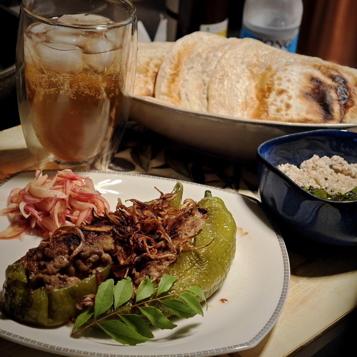 KT3_3_5's tweet photo. 謎のクソデカ唐辛子の肉詰め。
手作りジンジャーエール。
業スーパラタ。
ココナッツチャトニ。

一年ぶりに巨大唐辛子に出会えたので予定を変えて肉詰め！
二本で十分なサイズ。
中東寄りの味にしたので、合わせたのはパラタとココナッツチャトニ。
最近カレーリーフの活躍の場が増えてきた。 https://t.co/EQccGTzcXO