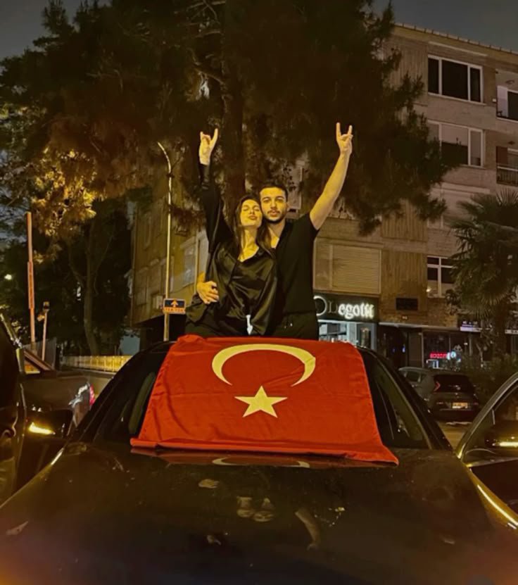 gulusunotuken's tweet photo. ey aşk, yüce aşk https://t.co/7niciam8OO