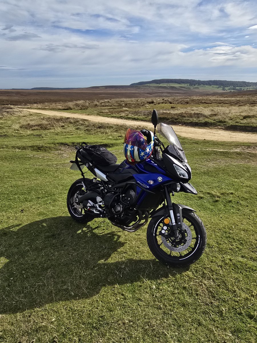 CYB3R1990's tweet photo. Ride out to the middle of nowhere i'd love to live in the middle of nowhere with no one about for absolut miles! 👌 https://t.co/LmKzXwKdrF